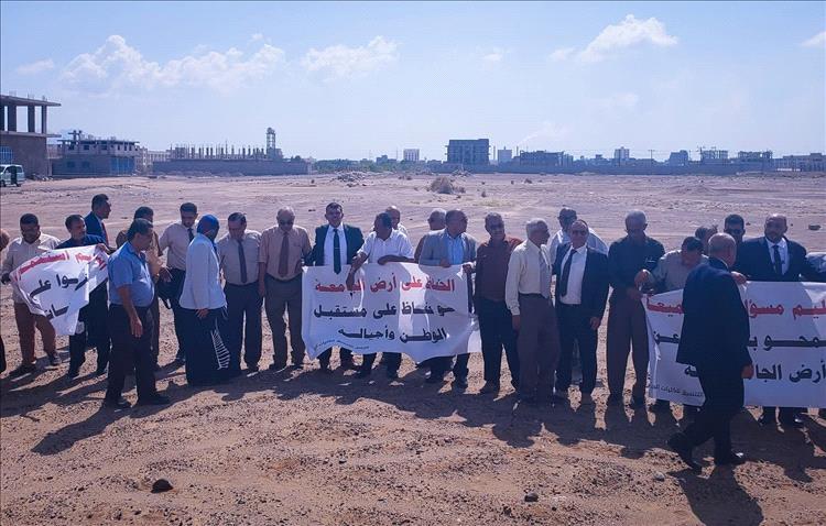 أعضاء مجلس جامعة عدن ينظمون وقفة احتجاجية ضد محاولات البسط على أجزاء من أراضي الحرم الجامعي